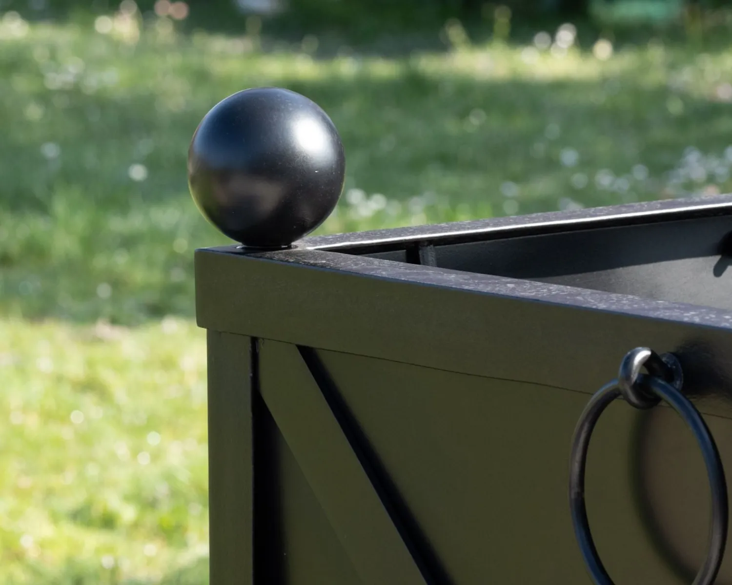 Meuble House Bac décoratif pour plantes d'agréments 55 cm en métal noir "Gardénia" Online