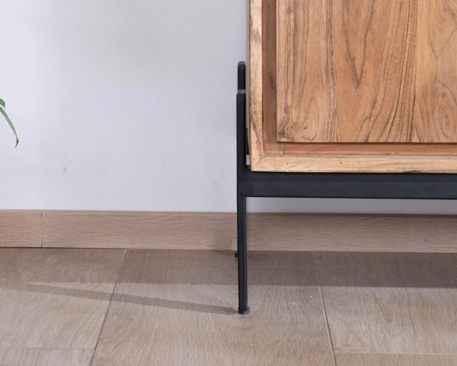 Meuble House Bahut 4 portes en acacia et métal 160 cm "Novelli" esprit zen et épuré New