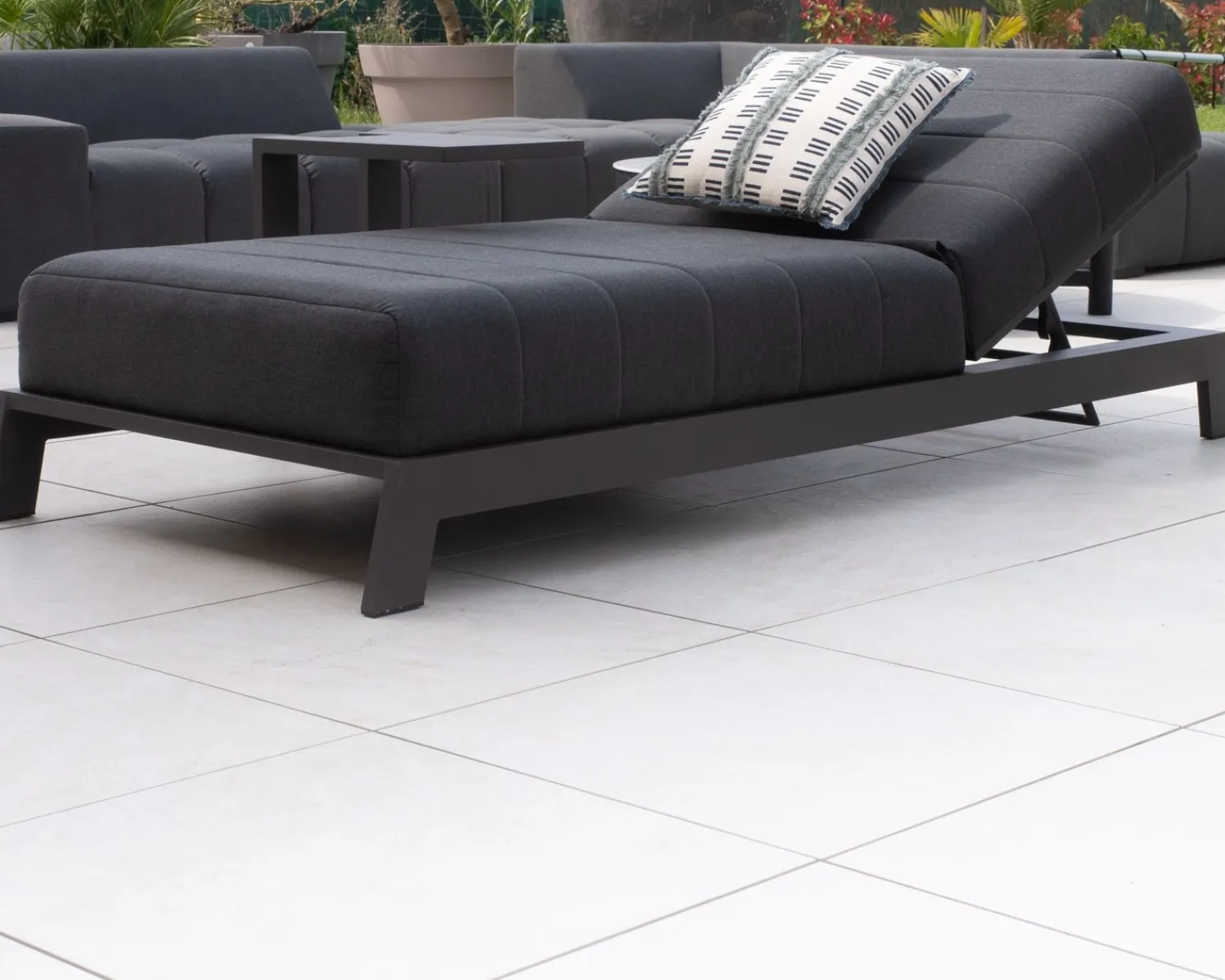Meuble House Bain de soleil 90 cm de large en aluminium noir et matelas gris "Terrasse" Online