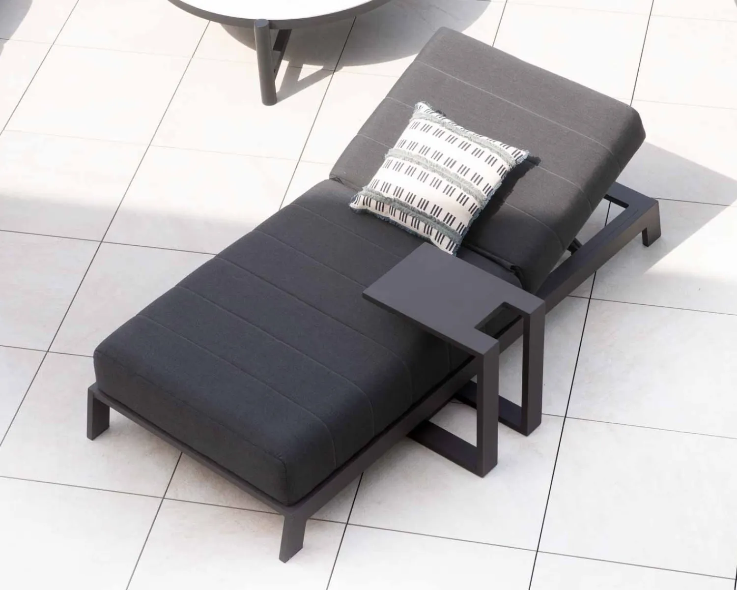 Meuble House Bain de soleil 90 cm de large en aluminium noir et matelas gris "Terrasse" Online