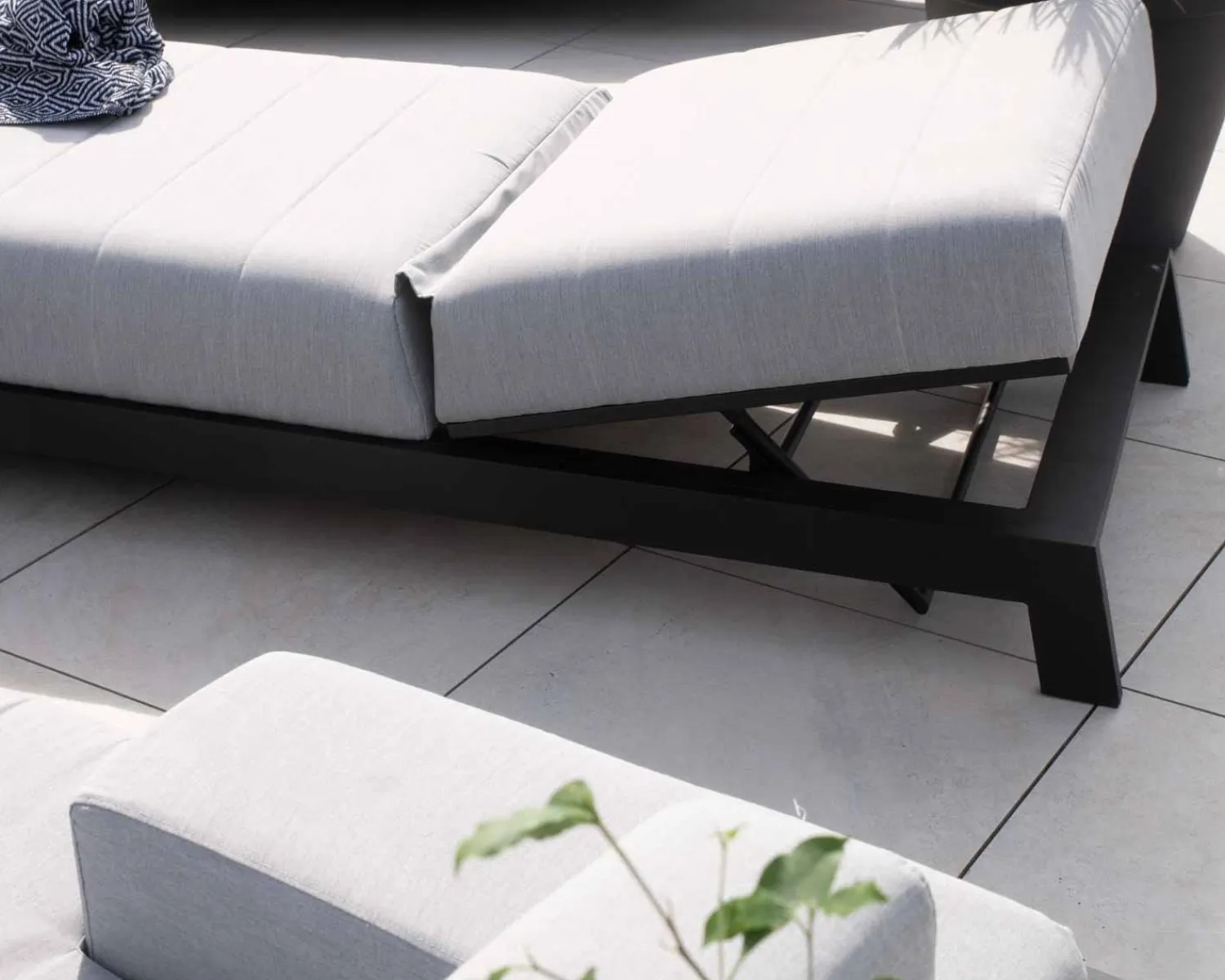 Meuble House Bain de soleil confort tissu Sunbrella gris clair structure aluminium noire "Terrasse" Discount