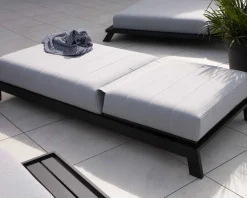 Meuble House Bain de soleil confort tissu Sunbrella gris clair structure aluminium noire