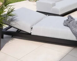 Meuble House Bain de soleil confort tissu Sunbrella gris clair structure aluminium noire