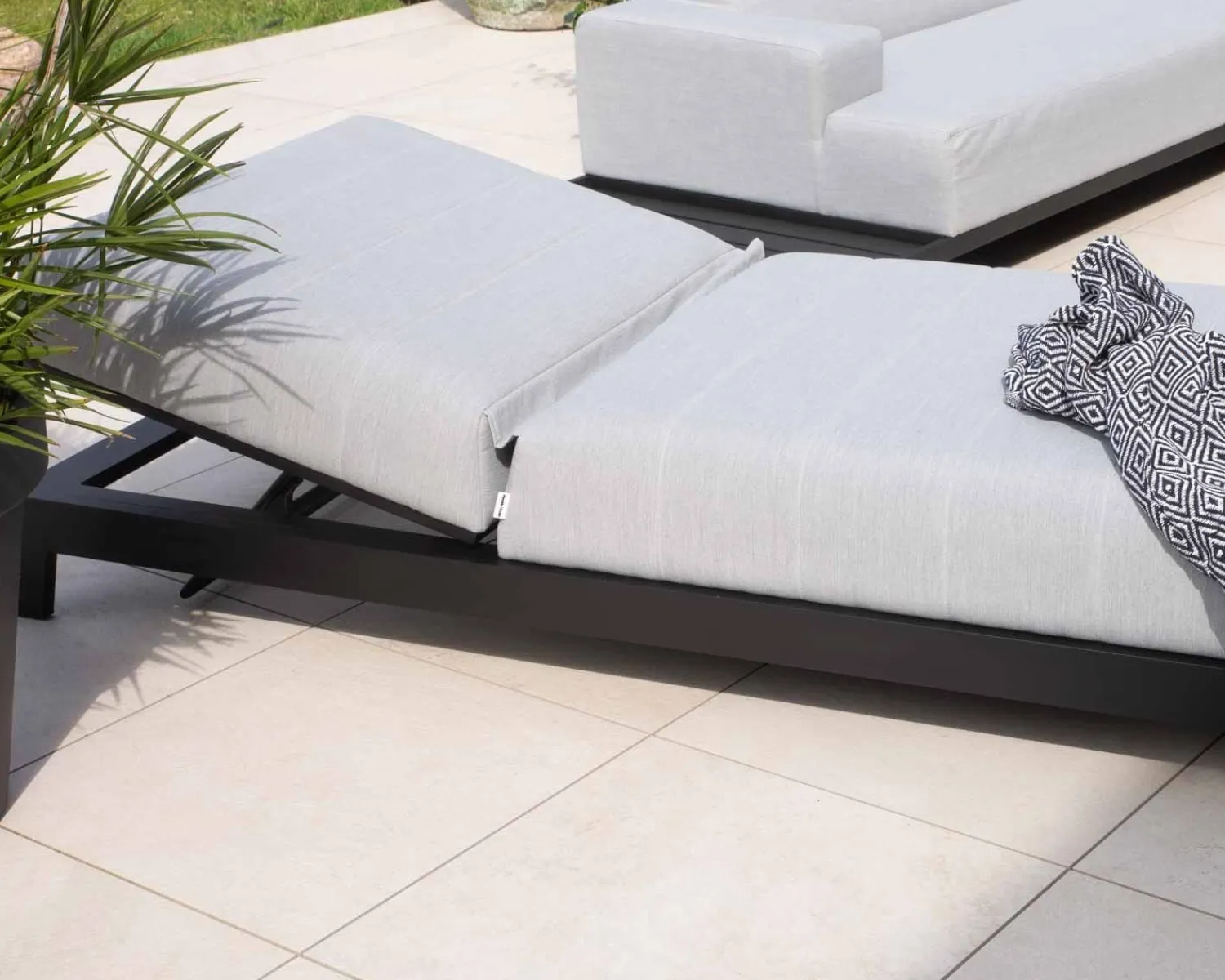 Meuble House Bain de soleil confort tissu Sunbrella gris clair structure aluminium noire "Terrasse" Discount