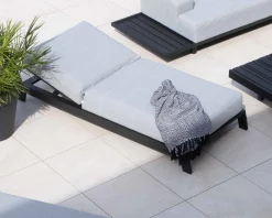 Meuble House Bain de soleil confort tissu Sunbrella gris clair structure aluminium noire