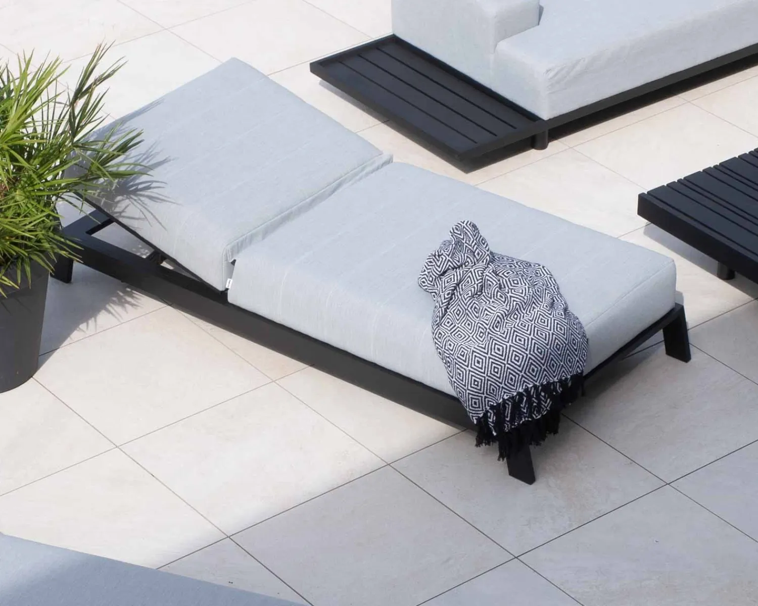 Meuble House Bain de soleil confort tissu Sunbrella gris clair structure aluminium noire "Terrasse" Discount