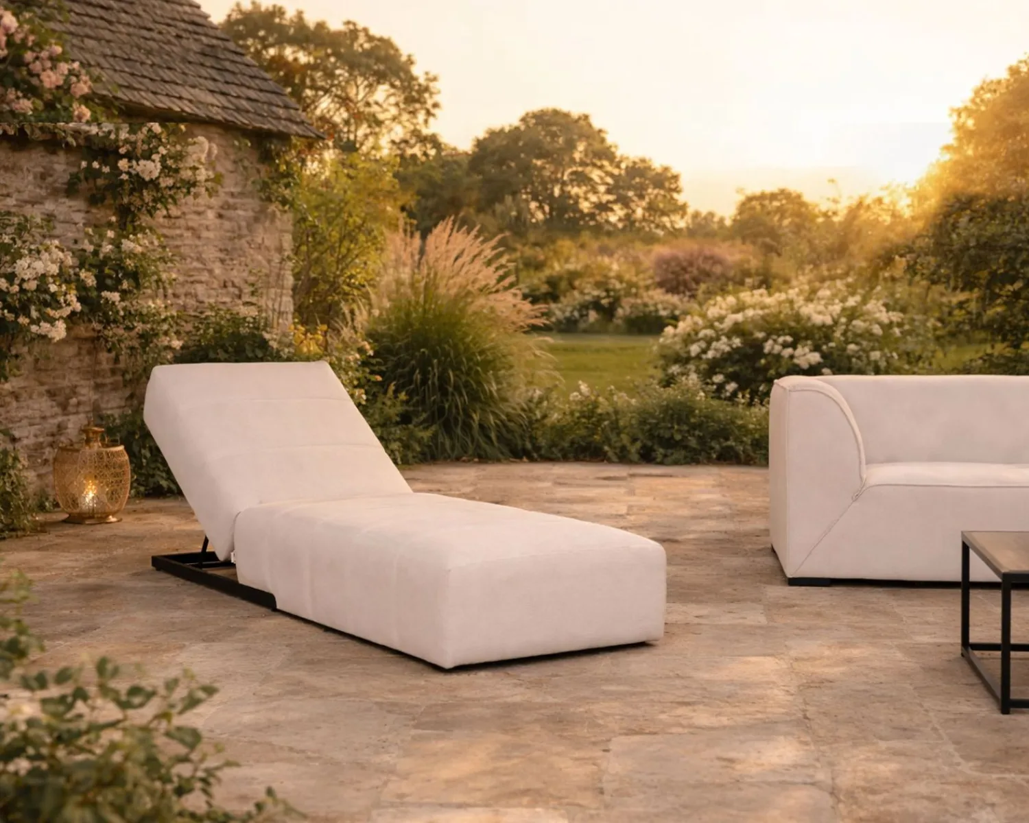Meuble House Bain de soleil design épuré en tissu crème avec surpiqures spécial extérieur "Sunset Bay" Sale