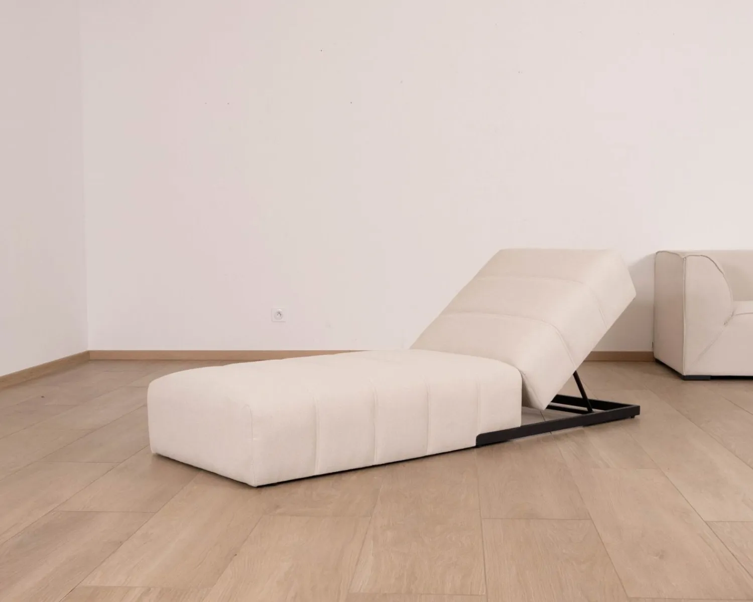 Meuble House Bain de soleil design épuré en tissu crème avec surpiqures spécial extérieur "Sunset Bay" Sale