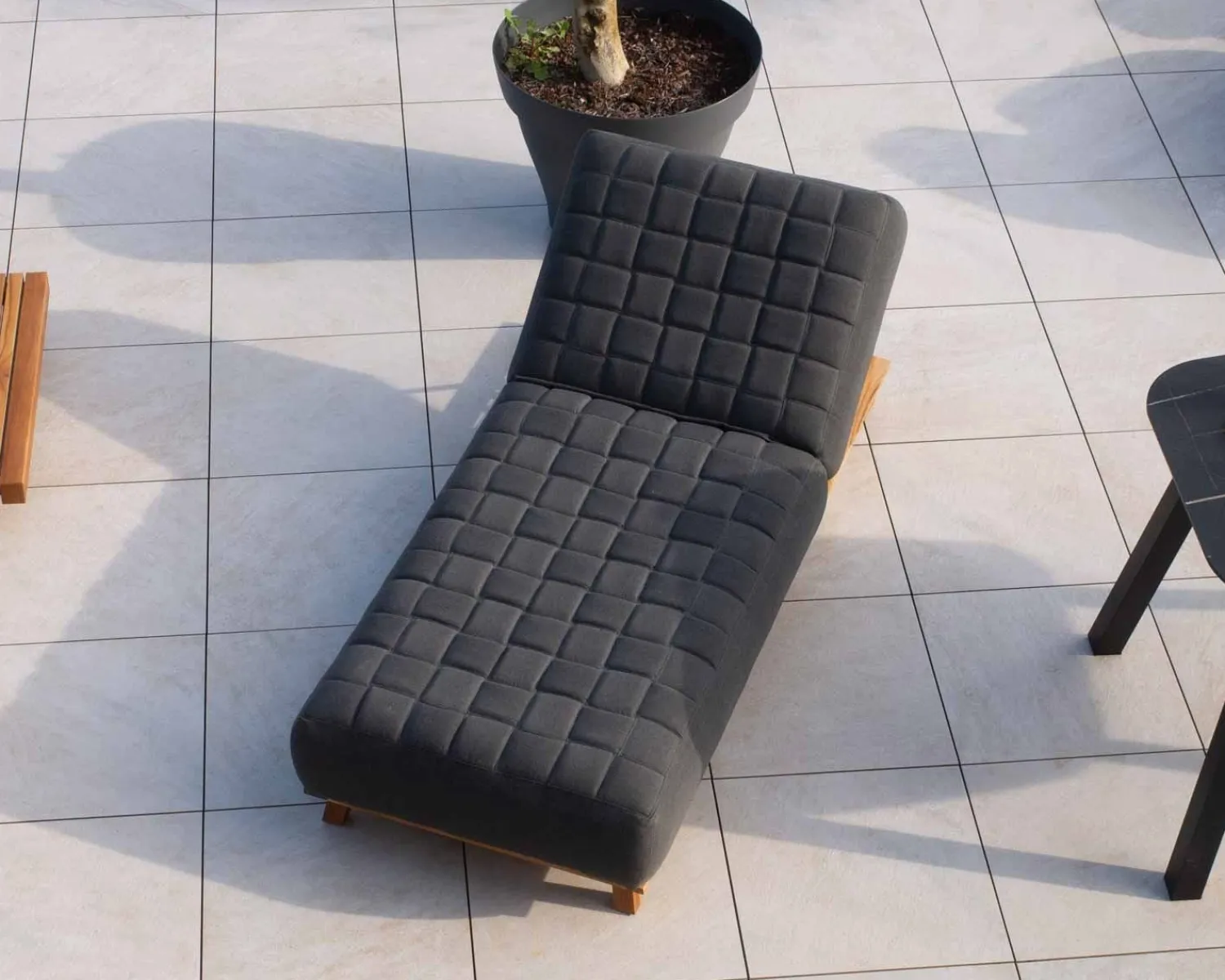 Meuble House Bain de soleil design tissu Sunbrella gris foncé et teck "Lombok" New