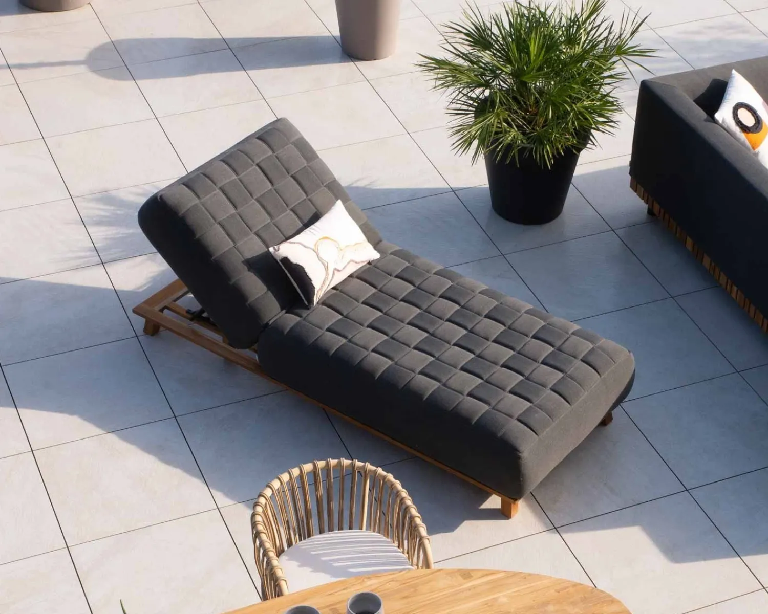Meuble House Bain de soleil design tissu Sunbrella gris foncé et teck "Lombok" New