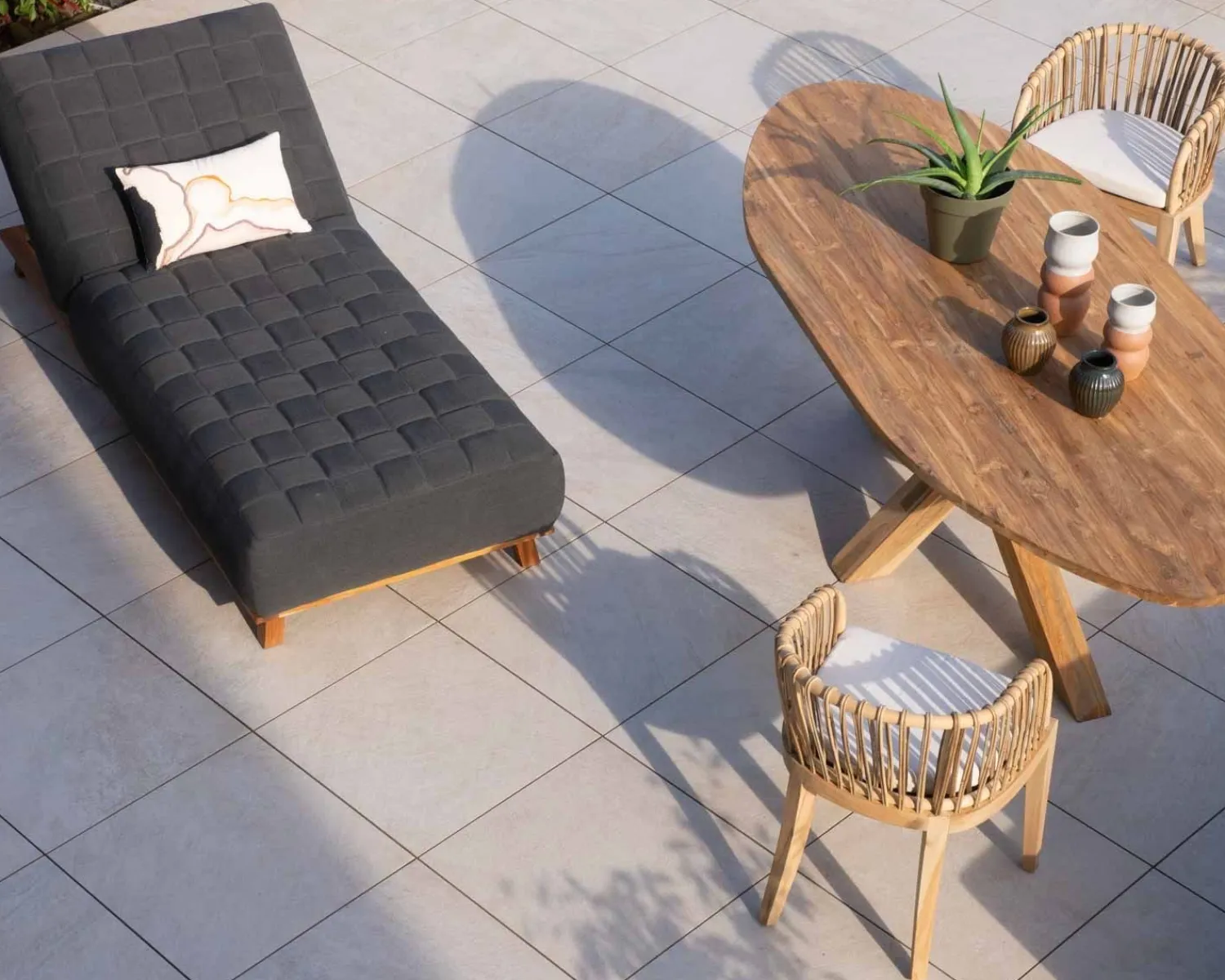 Meuble House Bain de soleil design tissu Sunbrella gris foncé et teck "Lombok" New