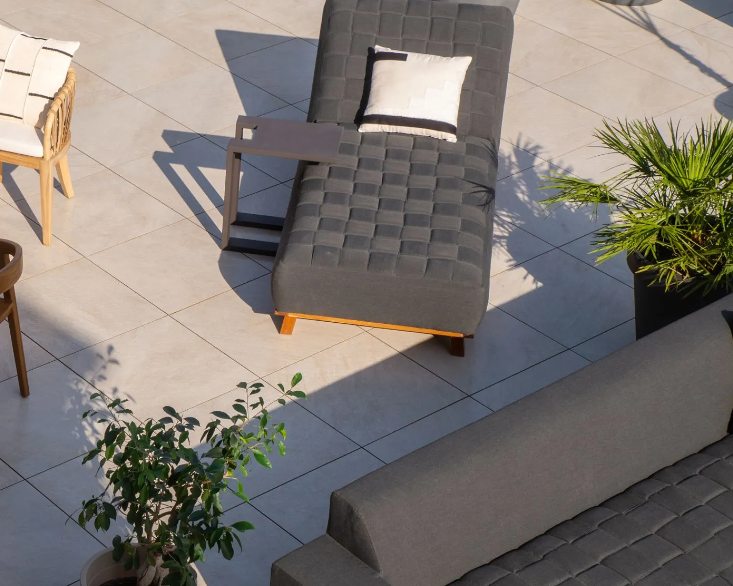 Meuble House Bain de soleil design tissu Sunbrella gris foncé et teck "Lombok" New