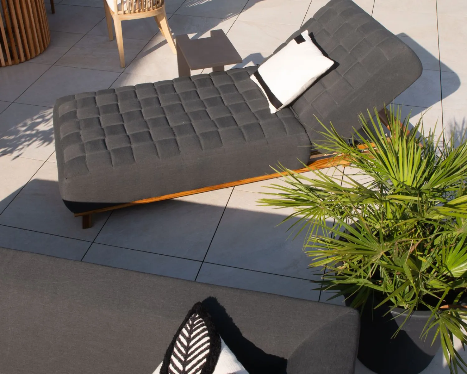 Meuble House Bain de soleil design tissu Sunbrella gris foncé et teck "Lombok" New