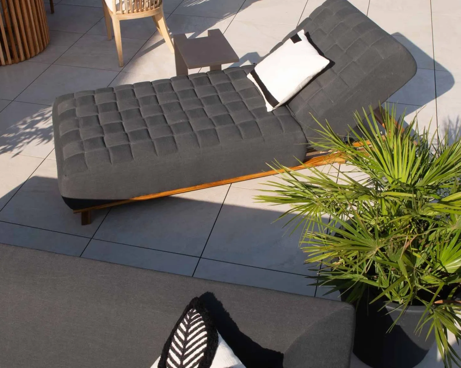 Meuble House Bain de soleil design tissu Sunbrella gris foncé et teck "Lombok" New
