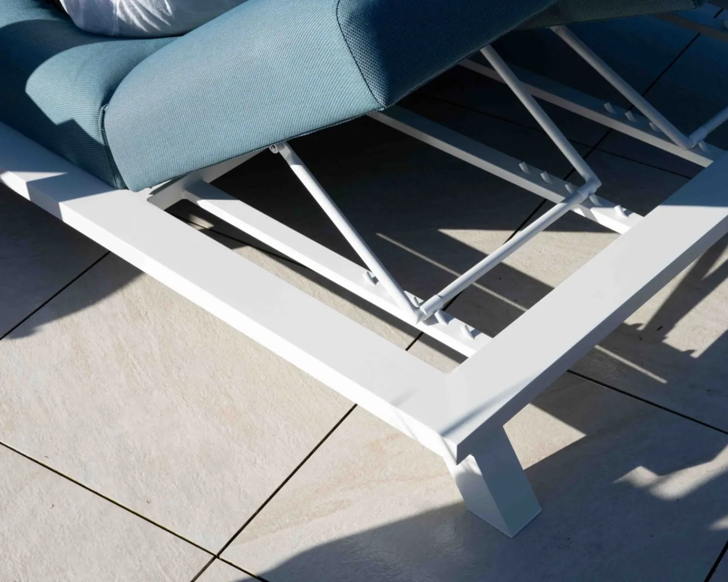 Meuble House Bain de soleil double en tissu turquoise et aluminium blanc "Nusa Pedina" New