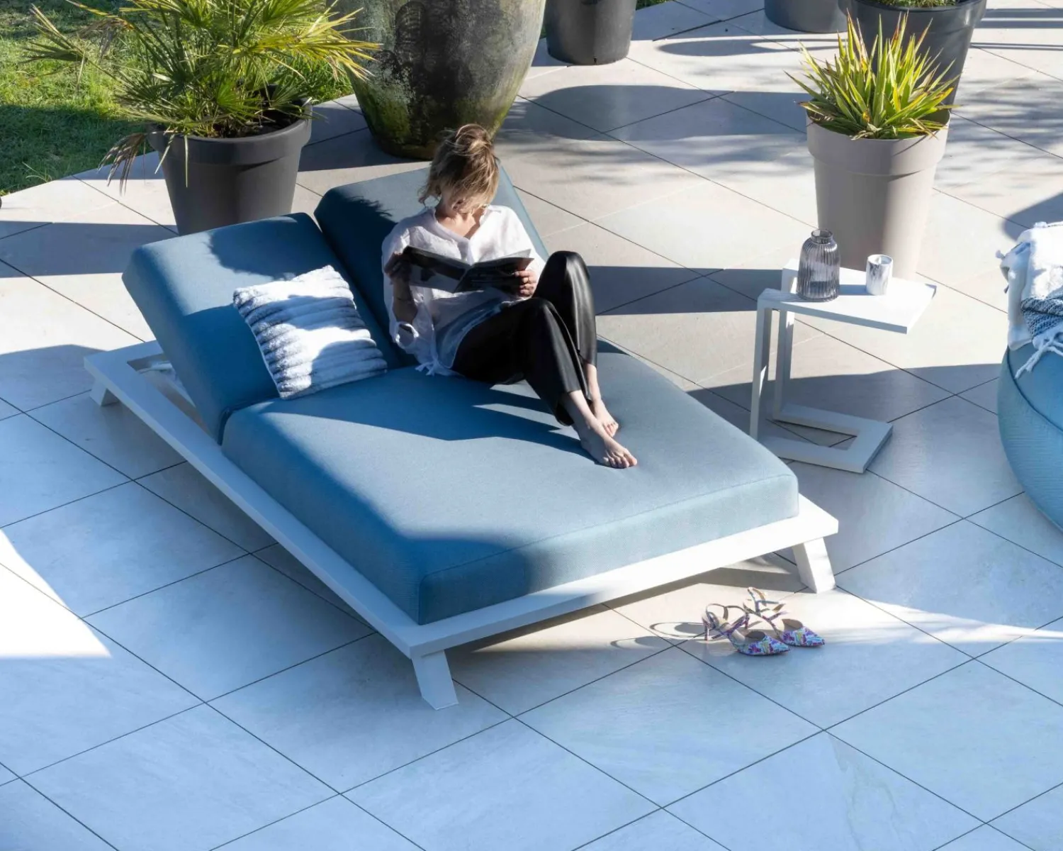 Meuble House Bain de soleil double en tissu turquoise et aluminium blanc "Nusa Pedina" New