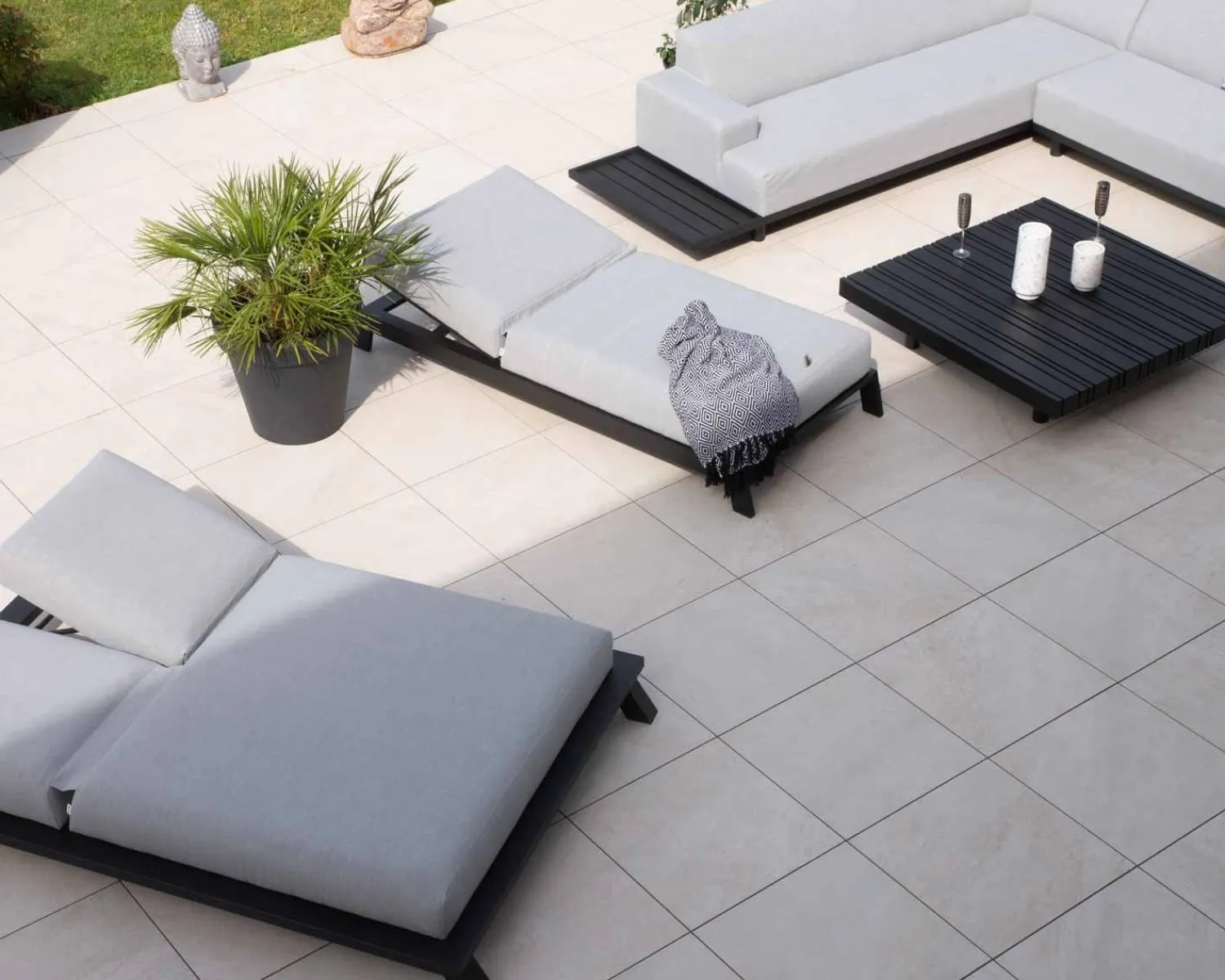 Meuble House Bain de soleil double tissu Sunbrella gris clair structure aluminium noire "Nusa Pedina" Outlet