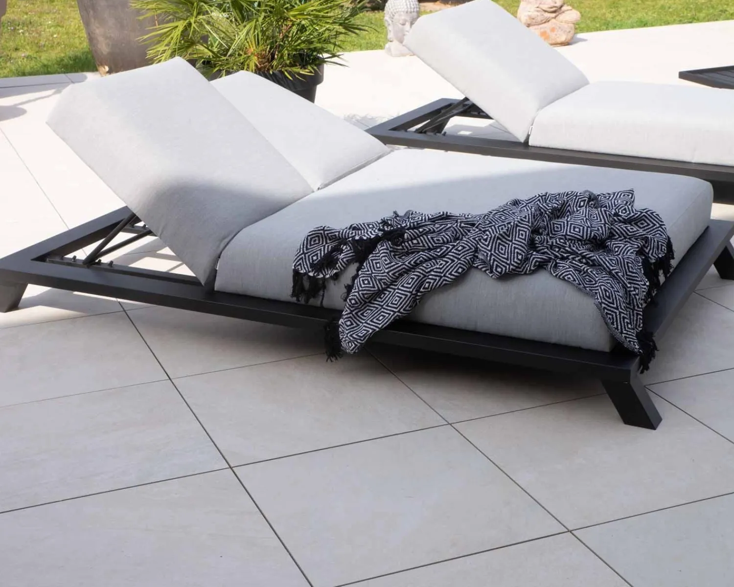 Meuble House Bain de soleil double tissu Sunbrella gris clair structure aluminium noire "Nusa Pedina" Outlet