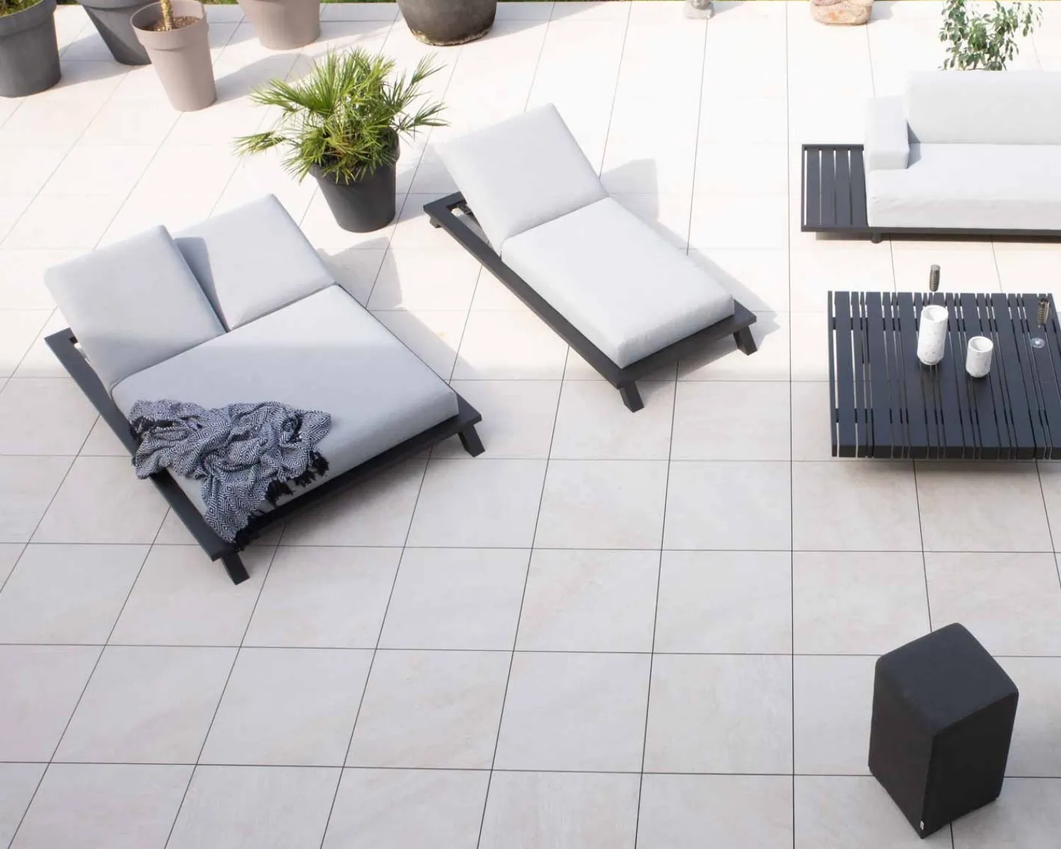 Meuble House Bain de soleil double tissu Sunbrella gris clair structure aluminium noire "Nusa Pedina" Outlet
