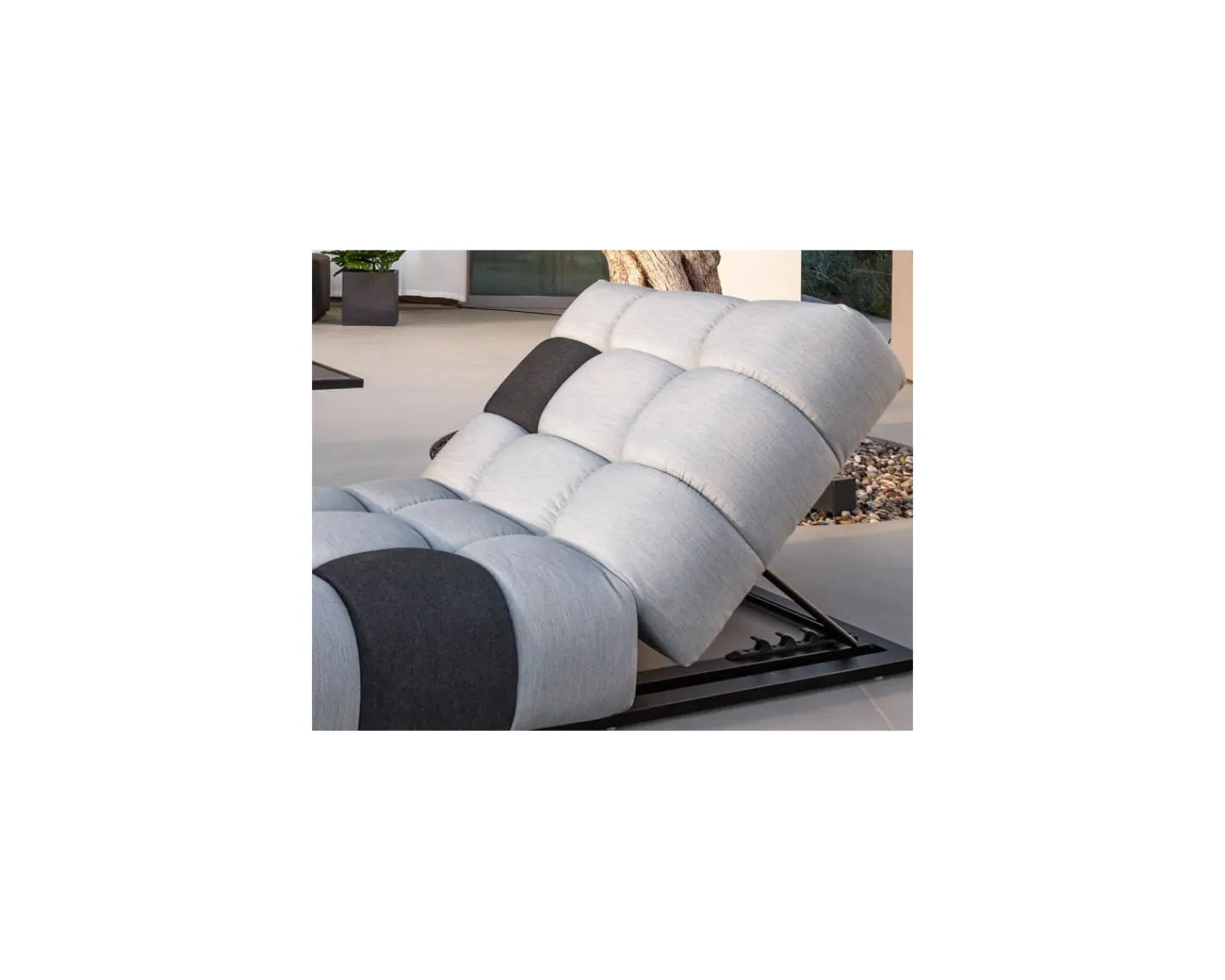 Meuble House Bain de soleil en tissu Sunbrella gris clair et foncé "Lazy Beach"
