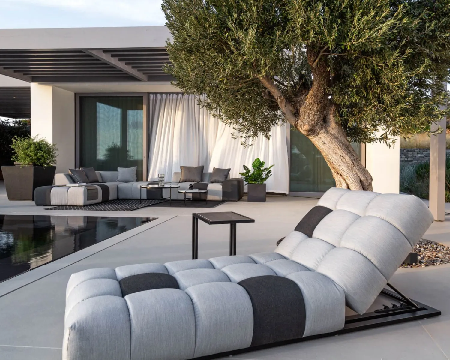 Meuble House Bain de soleil en tissu Sunbrella gris clair et foncé "Lazy Beach"