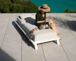 Meuble House Bain de soleil haut de gamme en tissu écru et structure aluminium blanche