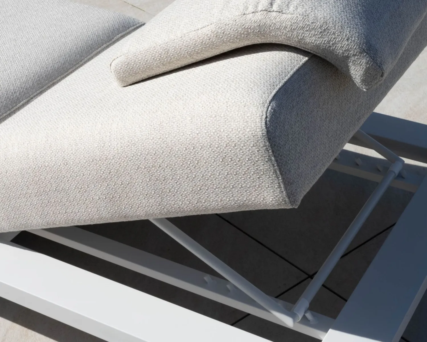 Meuble House Bain de soleil haut de gamme en tissu écru et structure aluminium blanche "Nusa Pedina" Discount