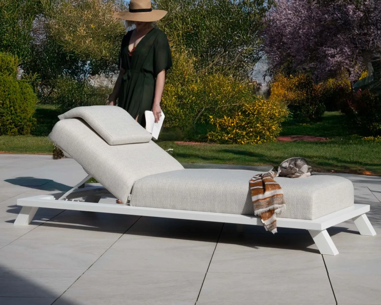 Meuble House Bain de soleil haut de gamme en tissu écru et structure aluminium blanche "Nusa Pedina" Discount