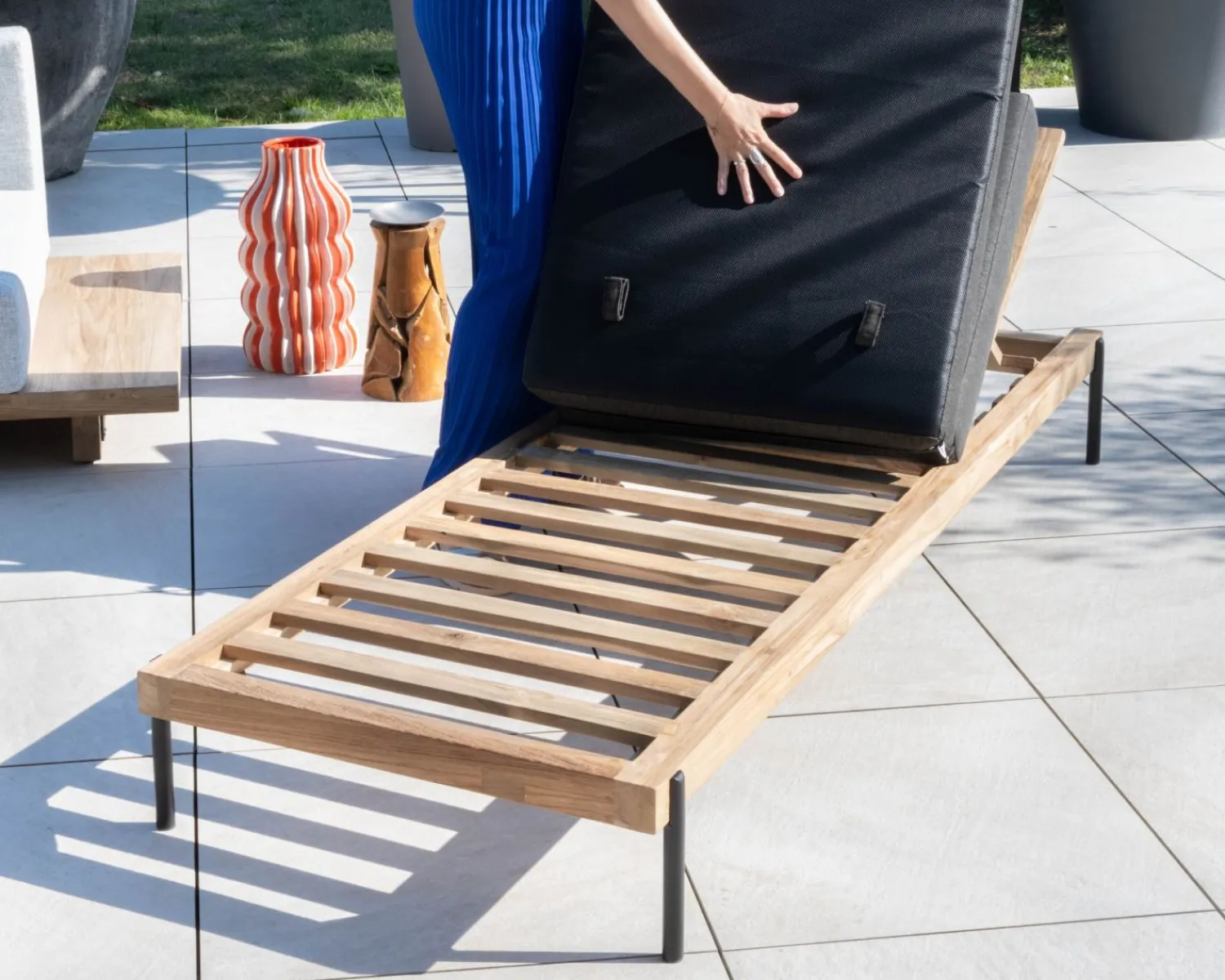 Meuble House Bain de soleil matelassé chic & contemporain en teck, aluminium et tissu gris foncé "Hélios" Discount