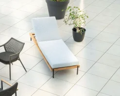 Meuble House Bain de soleil matelassé en teck, aluminium et tissu gris clair "Hélios" Discount