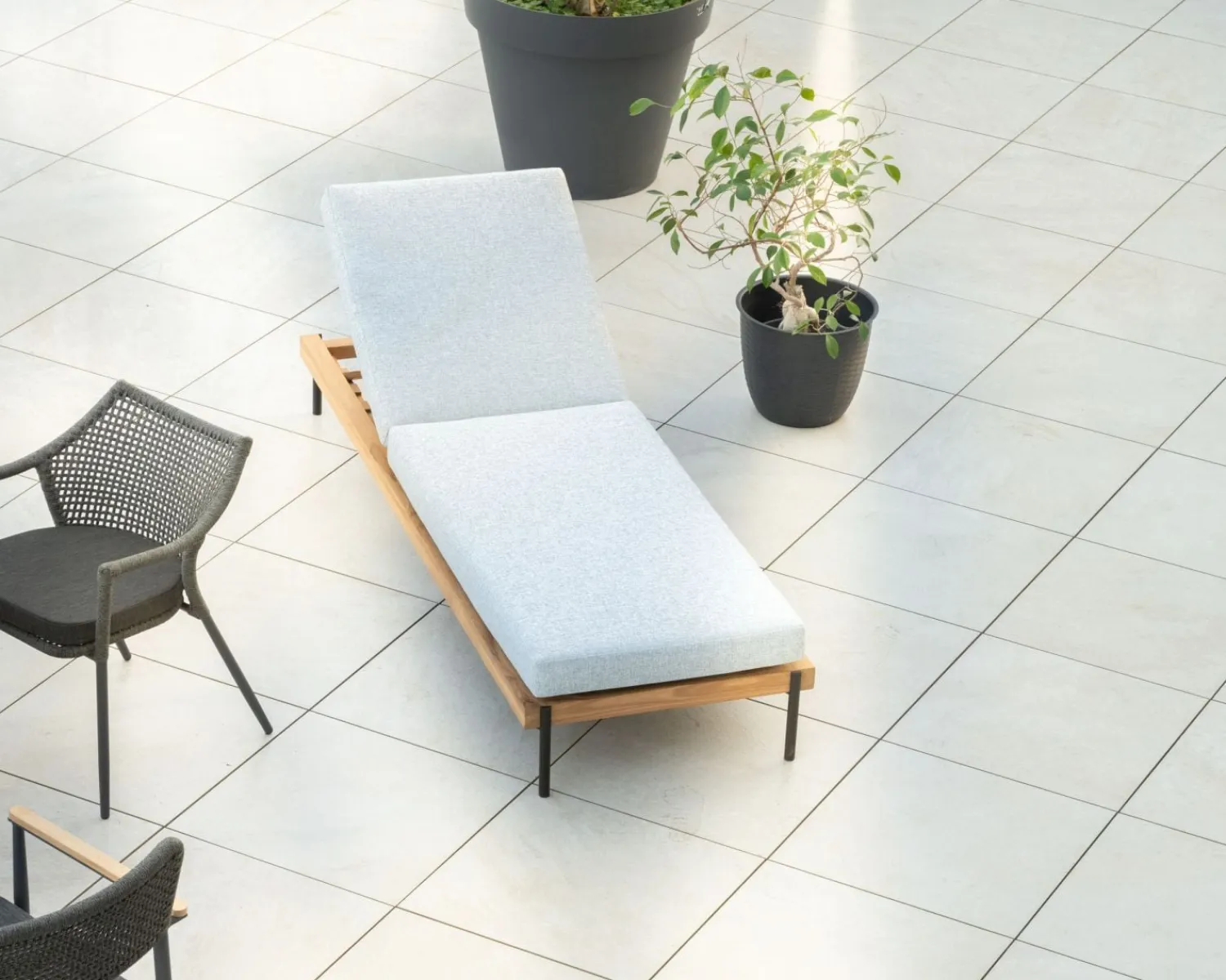 Meuble House Bain de soleil matelassé en teck, aluminium et tissu gris clair "Hélios" Discount