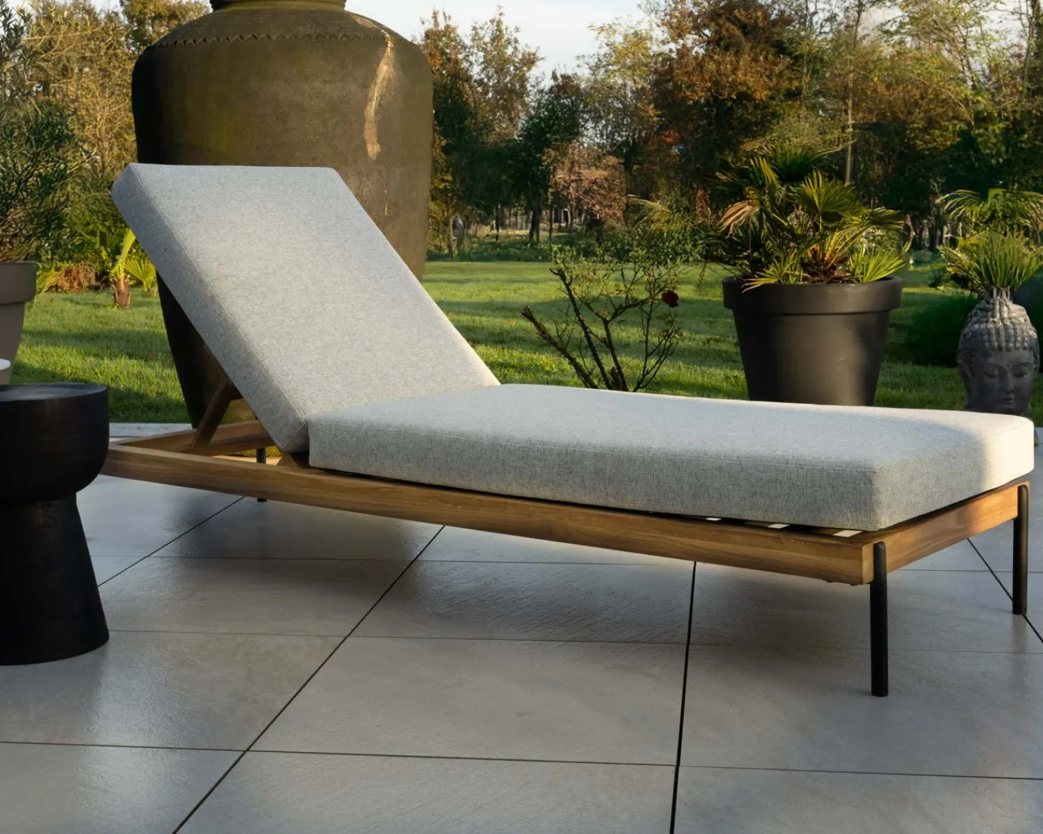 Meuble House Bain de soleil matelassé en teck, aluminium et tissu gris clair "Hélios" Discount