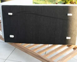 Meuble House Bain de soleil matelassé en teck, aluminium et tissu gris clair