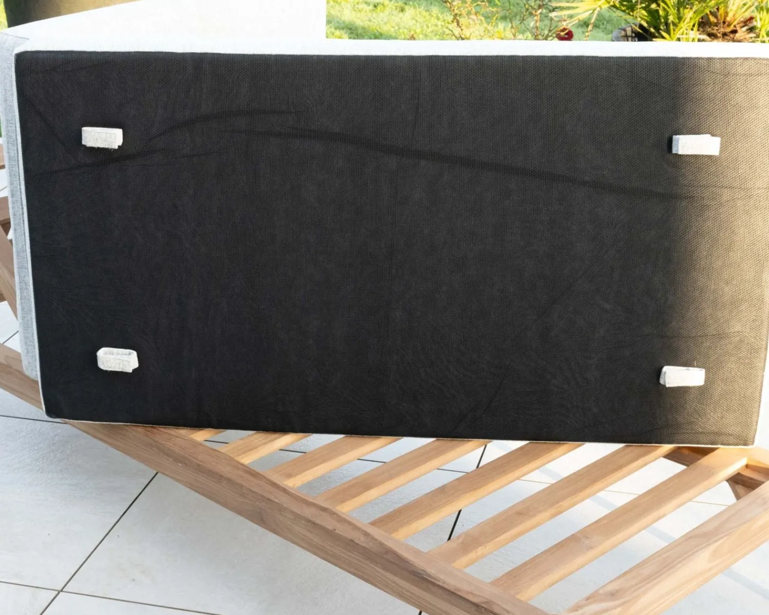 Meuble House Bain de soleil matelassé en teck, aluminium et tissu gris clair "Hélios" Discount