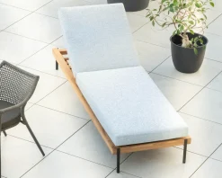 Meuble House Bain de soleil matelassé en teck, aluminium et tissu gris clair