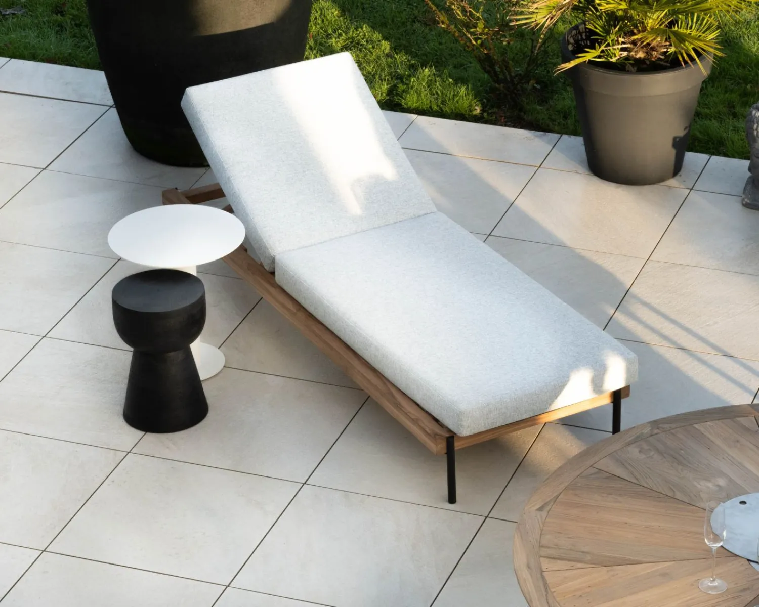 Meuble House Bain de soleil matelassé en teck, aluminium et tissu gris clair "Hélios" Discount