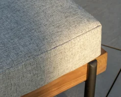 Meuble House Bain de soleil matelassé en teck, aluminium et tissu gris clair