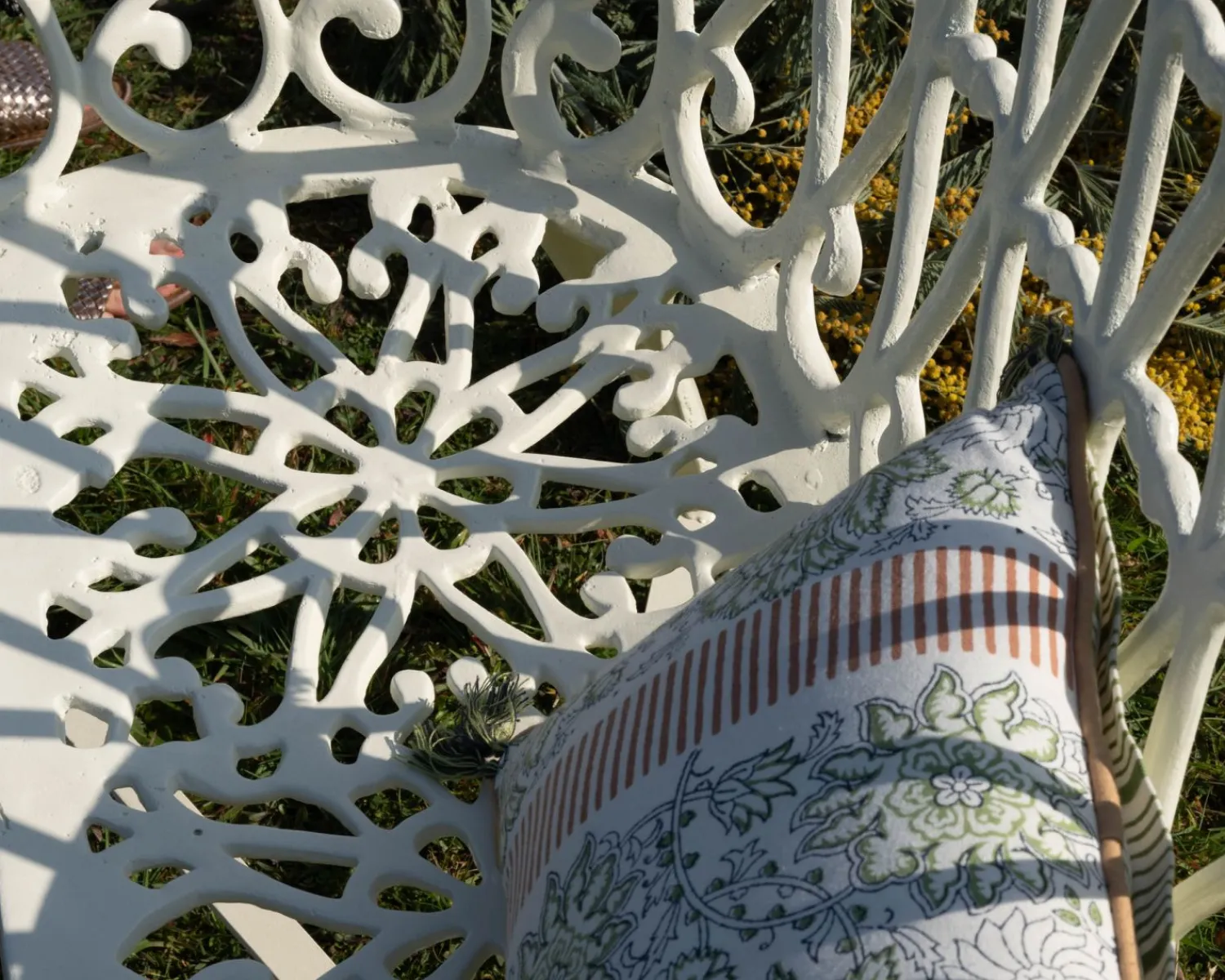 Meuble House Banc de jardin esprit rétro en fonte esprit fer forgé blanc vieilli "Gardénia" 1m Outlet