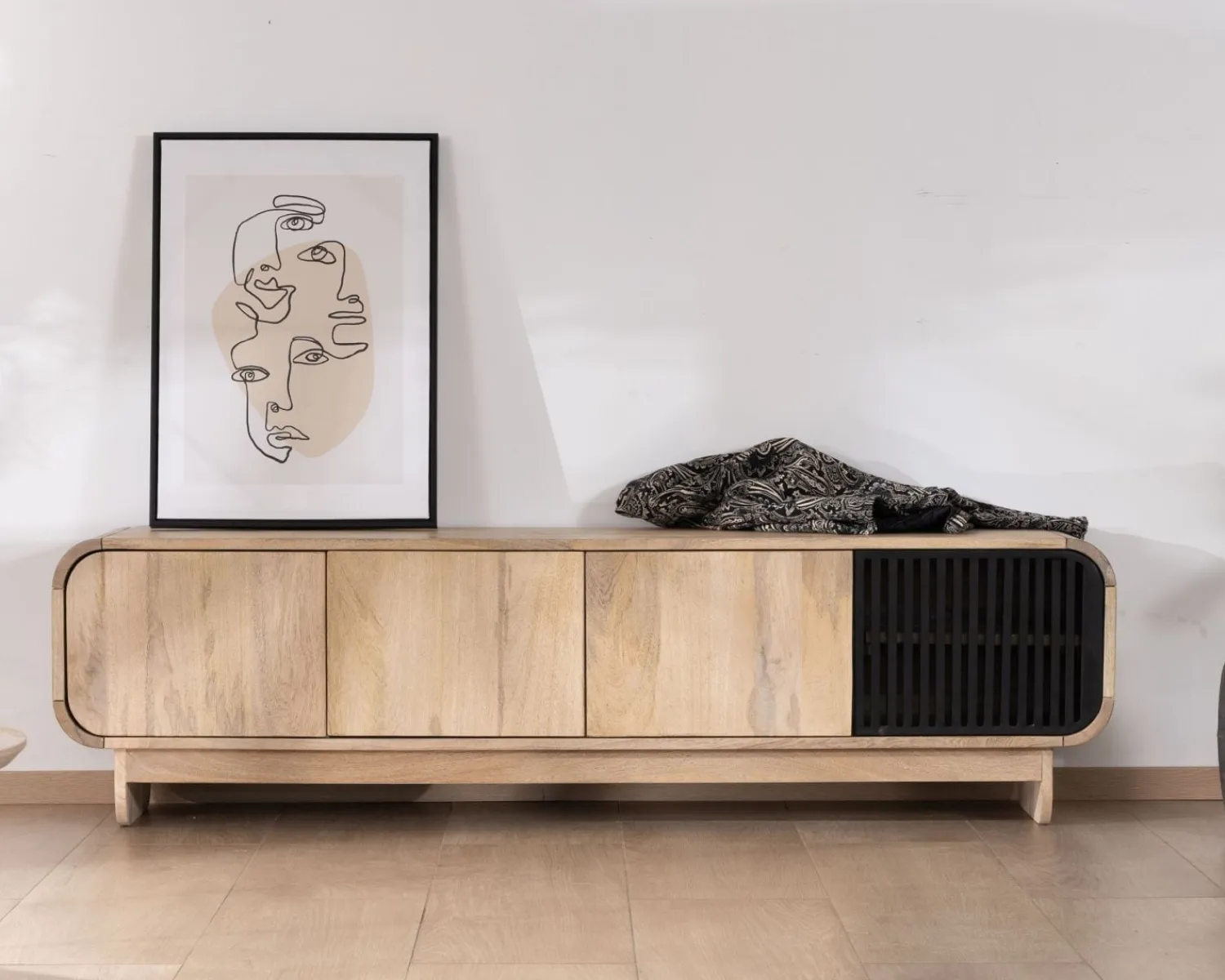 Meuble House Banc TV 4 portes 180 cm en manguier avec porte déco noire "Jappy" Online