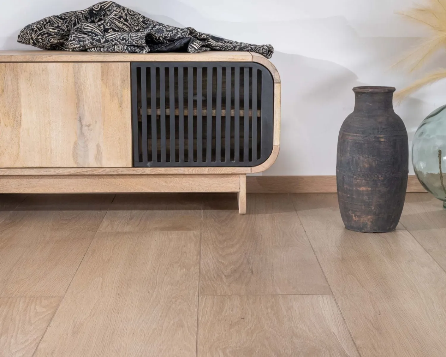 Meuble House Banc TV 4 portes 180 cm en manguier avec porte déco noire "Jappy" Online