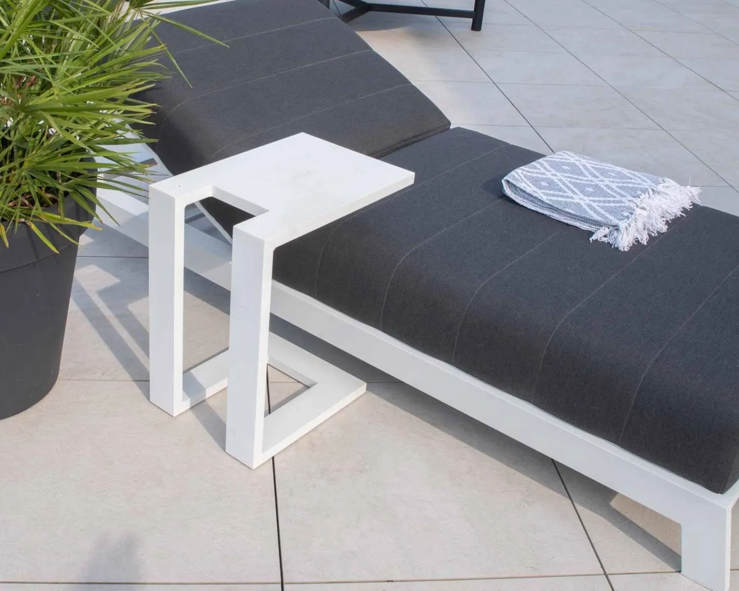 Meuble House Bout de canapé design en aluminium blanc "Lazy Beach" Hot