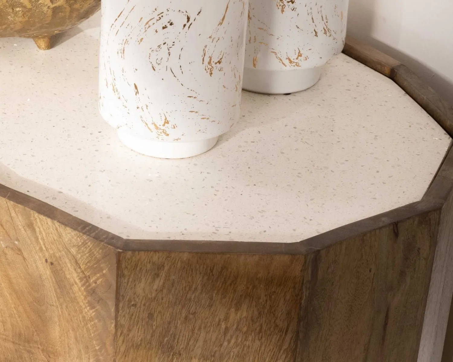 Meuble House Buffet arrondi avec plateau en terrazzo blanc et pieds métal doré "Bruges" Sale