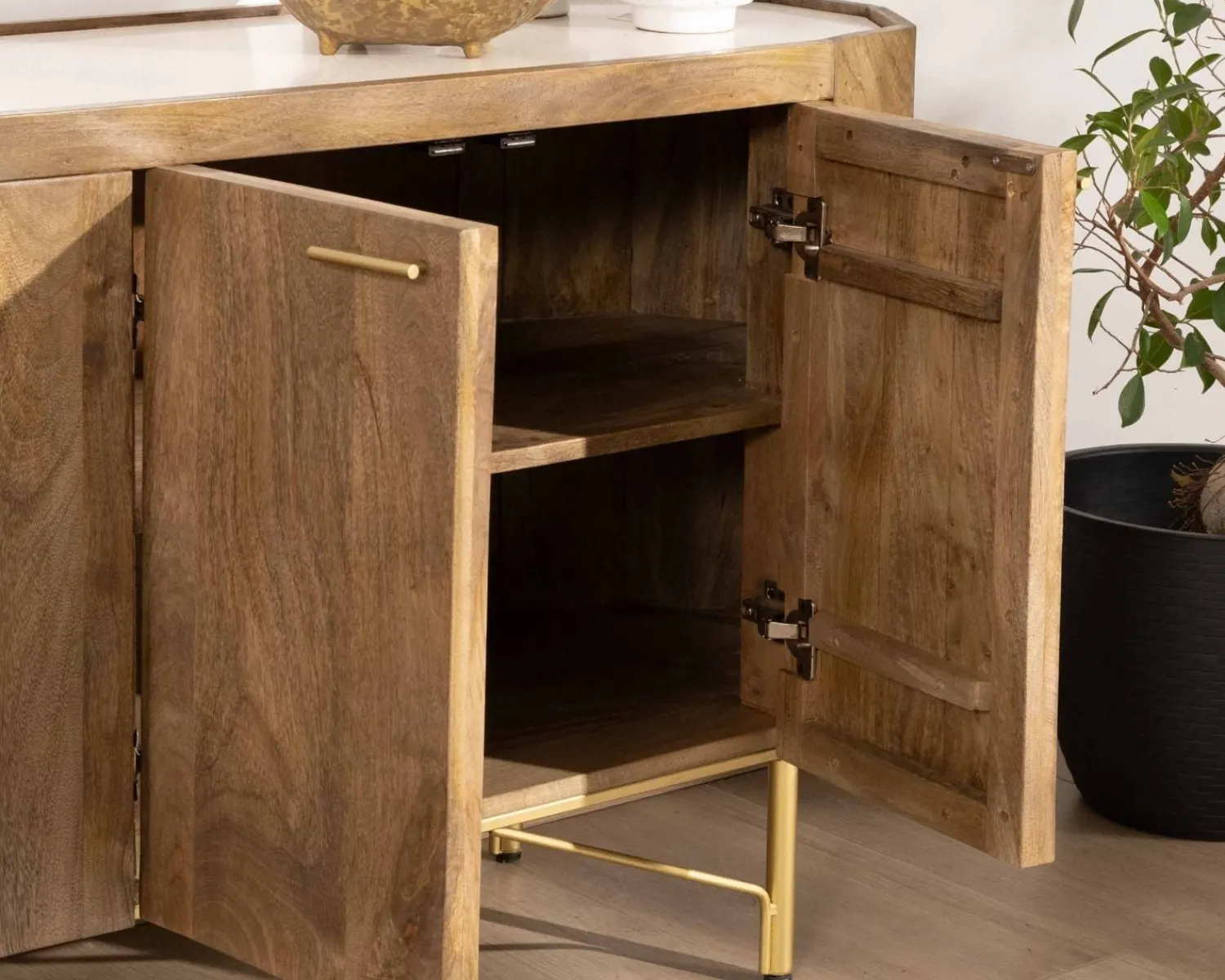 Meuble House Buffet arrondi avec plateau en terrazzo blanc et pieds métal doré "Bruges" Sale