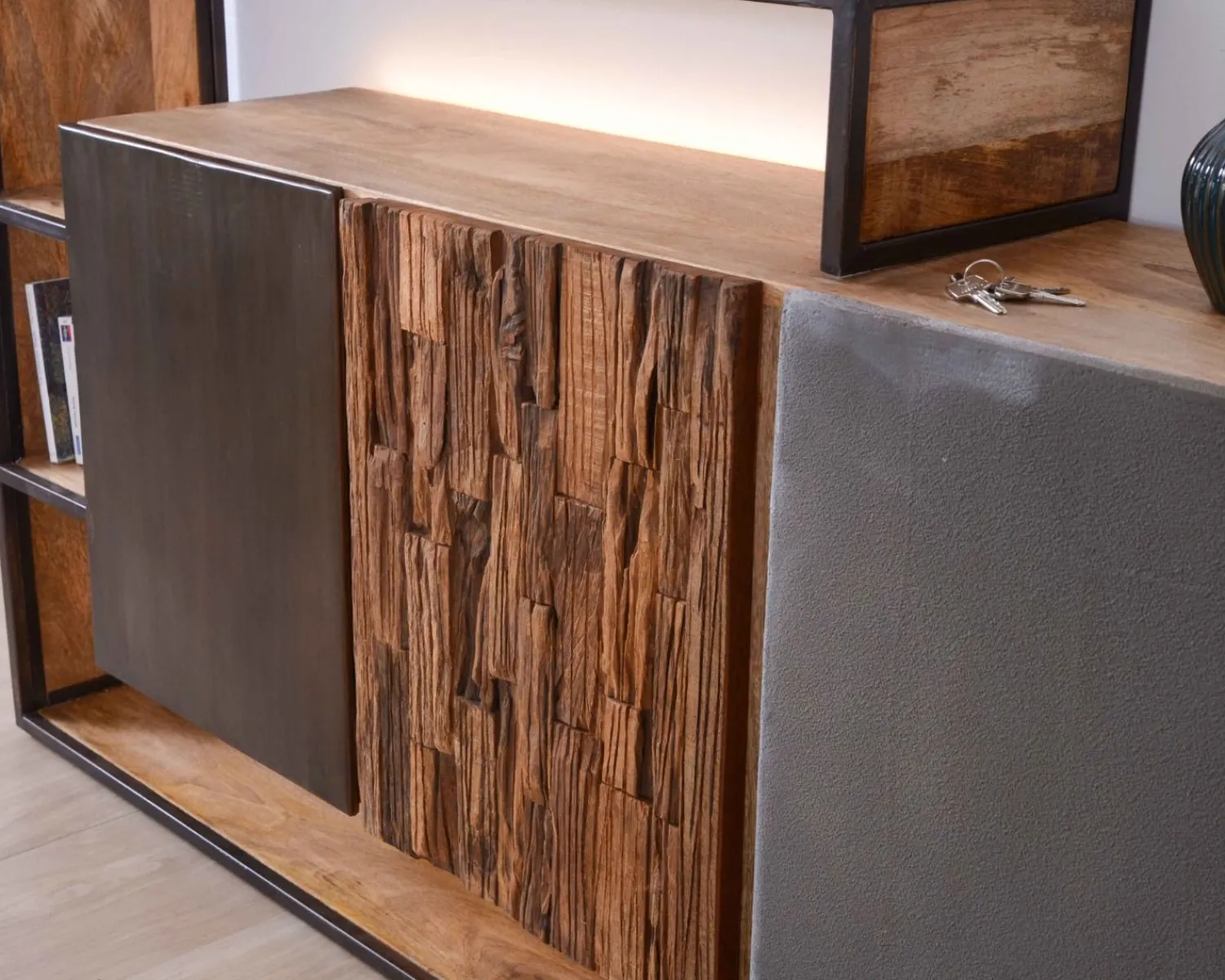 Meuble House Buffet design bois massif avec LED et décor métal et ciment "Mezzo"