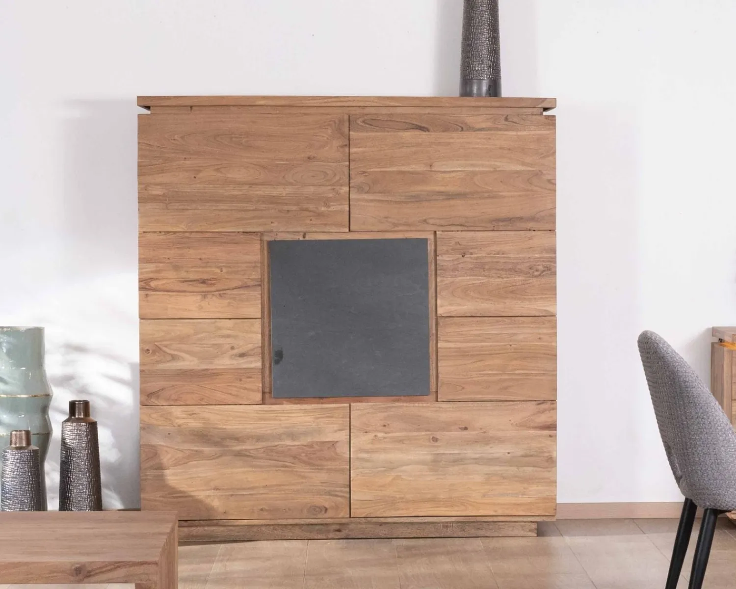 Meuble House Buffet haut avec éclairage LED en acacia massif et placage pierre "Paguera" Outlet