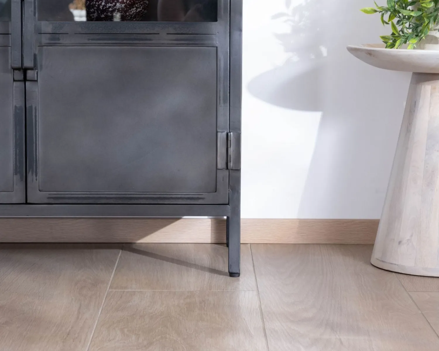Meuble House Buffet industriel vitré en métal et bois exotique 180 cm "Dowtoun" Outlet