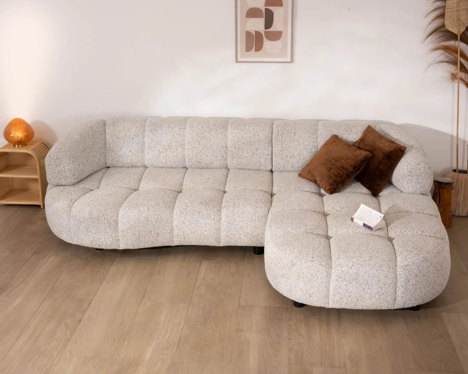 Meuble House Canapé avec assise électrique et méridienne à droite "Syltan" tissu blanc cassé tramé Discount