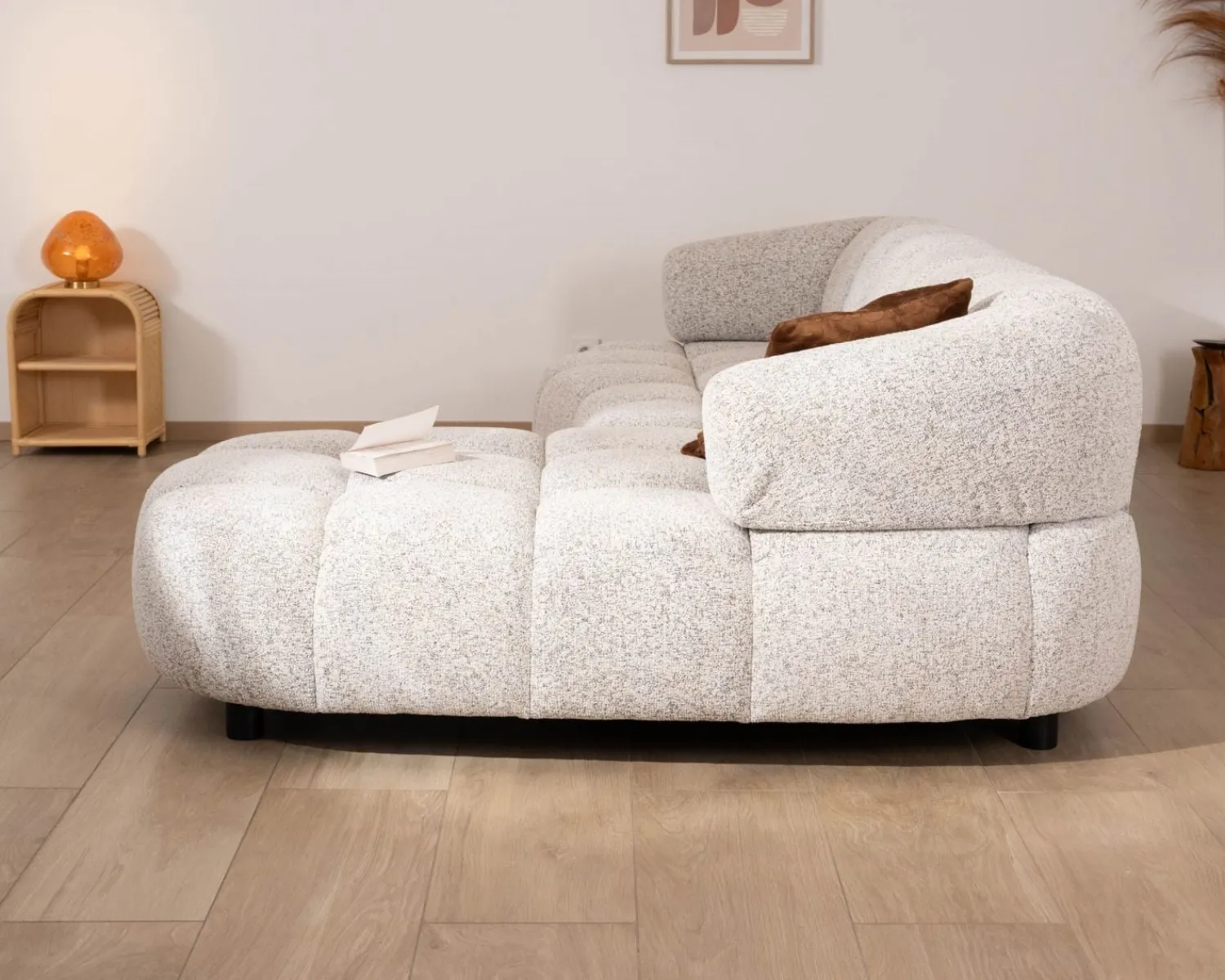Meuble House Canapé avec assise électrique et méridienne à droite "Syltan" tissu blanc cassé tramé Discount