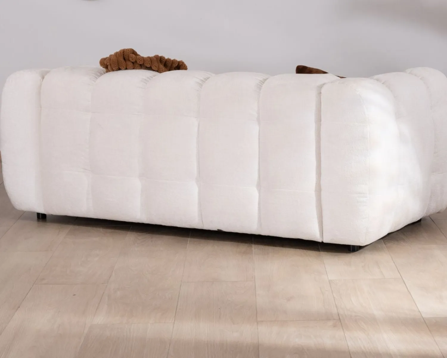 Meuble House Canapé cocooning 3 places tissu bouclette blanc avec surpiqures "Milow" Hot