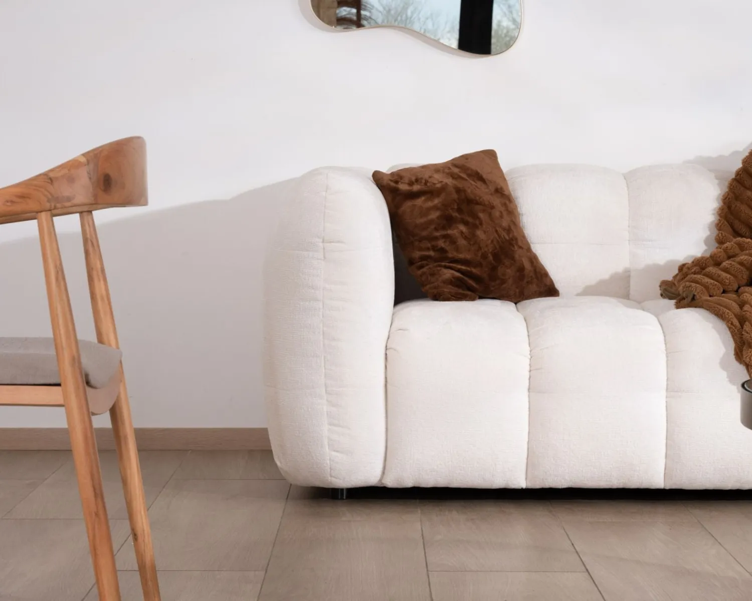 Meuble House Canapé cocooning 3 places tissu bouclette blanc avec surpiqures "Milow" Hot
